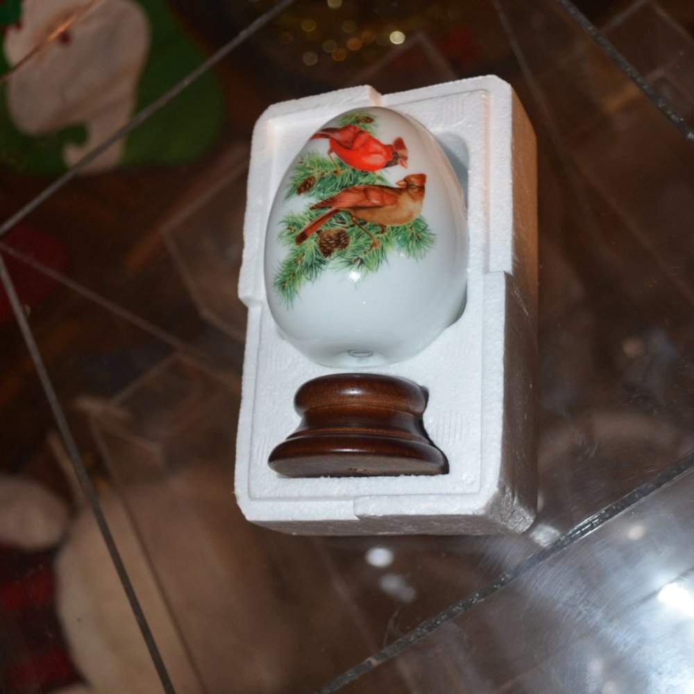 Collectible EGG on Stand Christmas Image of Cardinals Souvenir